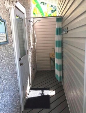 Duschwanne, Haartrockner, Handtücher, Seife