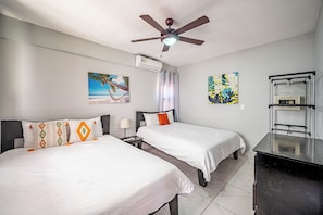 9 bedrooms, in-room safe, iron/ironing board, free WiFi - Beachfront home in paradise with a private pool overlooking the Pacific Ocean. (Jacó)