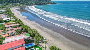 En la playa, camastros y toallas de playa