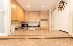 Frigorífico, microondas, horno y lavavajillas