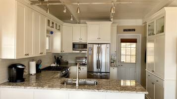 KylskÄp, mikrovÄgsugn, ugn och spishÀll