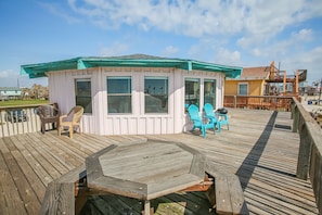 Outdoor dining - Classic octagon house with excellent beach and jetty views! (Surfside Beach)