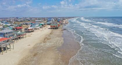 Classic octagon house with excellent beach and jetty views!
