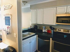 Frigorífico, microondas, horno y placa de cocina