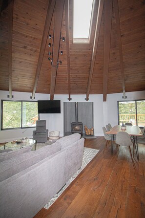 Smart TV, fireplace, ping pong - Updated Truckee mountain home (Truckee)