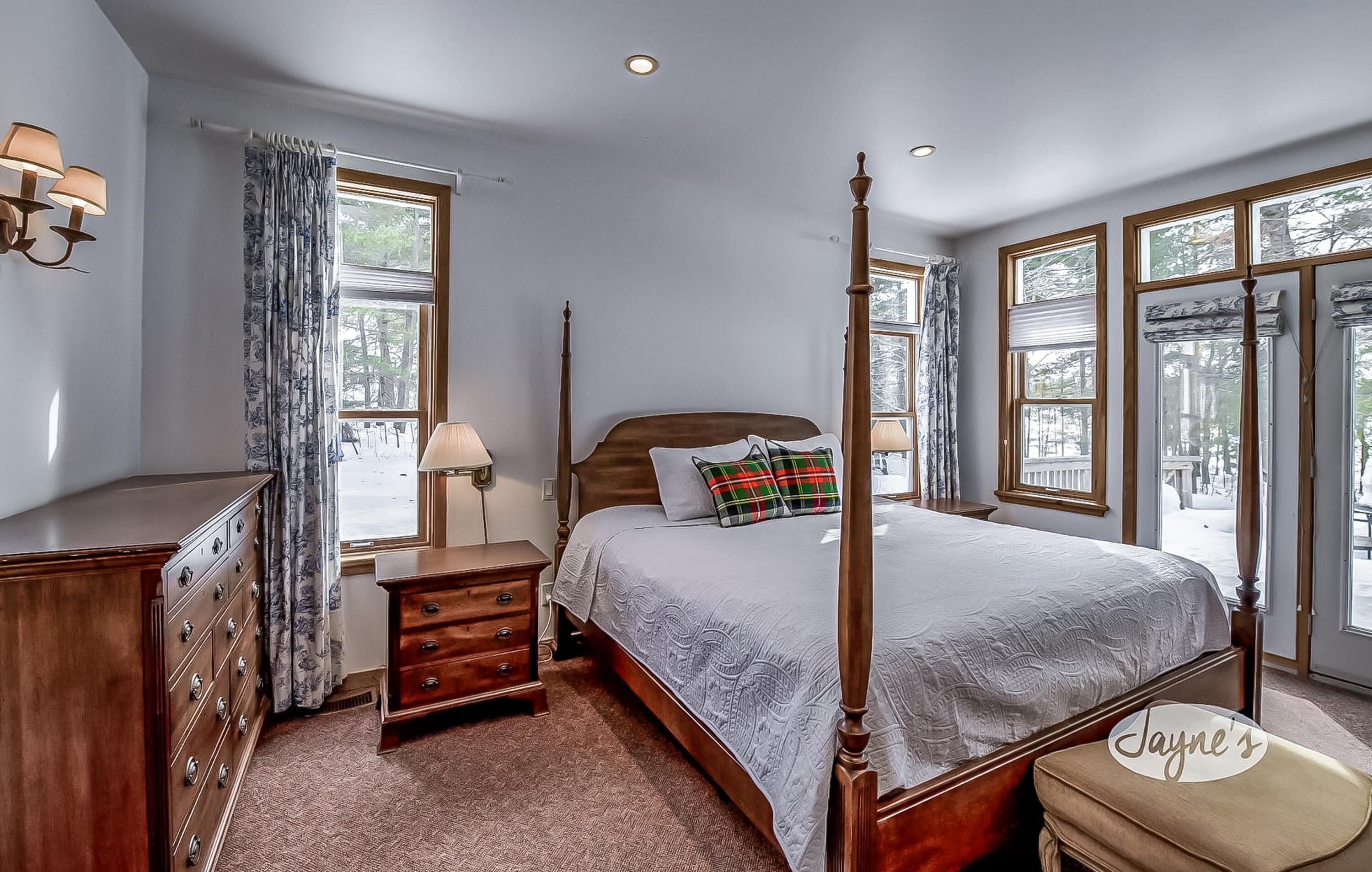 5 bedrooms, desk, bed sheets