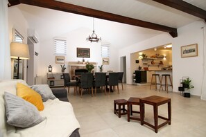 TV - Stone Villa Olea-Three Bedroom Villa with Pool (Supetar)