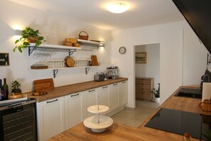 Geladeira, micro-ondas, fogão, cooktop