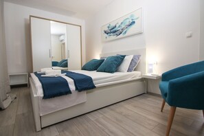 3 bedrooms, iron/ironing board, WiFi, bed sheets