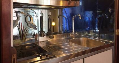 Hip & Elegant Apartment - "Supreme" Location