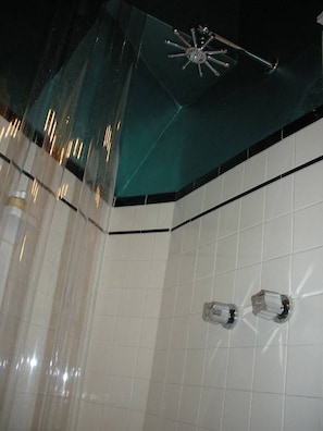 Douche, sèche-cheveux, serviettes fournies, savon