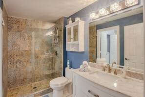 Douche, sèche-cheveux, serviettes fournies, savon