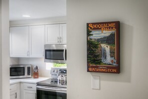 Een koelkast, een microgolfoven, een oven, een kookplaat