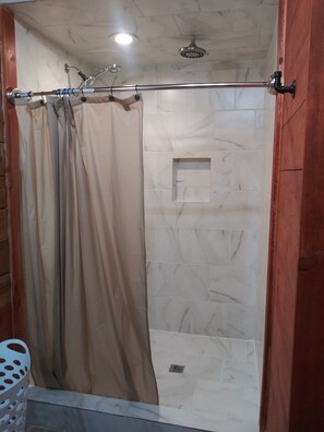 Duschwanne, Handtücher, Toilettenpapier