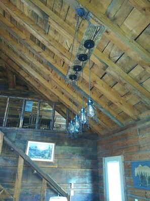 Interior - Hoot Nanny's Cabin on Mossy Creek (Cleveland)