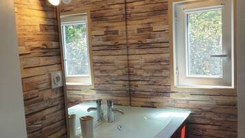 Regadera y papel de baño