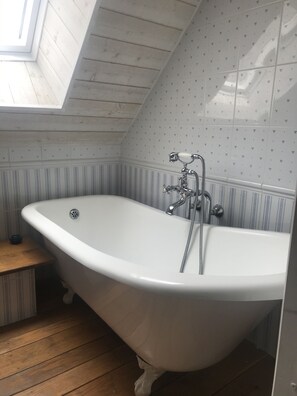 Badekar, toalettartikler (inkludert), hårføner og håndklær