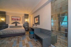 Ein modernes Schlafzimmer mit einem großen Bett, Nachttischen, einem Schreibtisch und einem Spiegel.