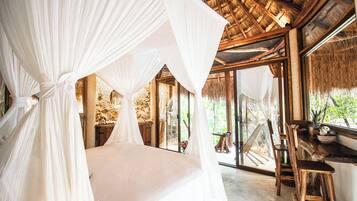 Mayan Gods Cabins | Ropa de cama de alta calidad y caja de seguridad en la habitación