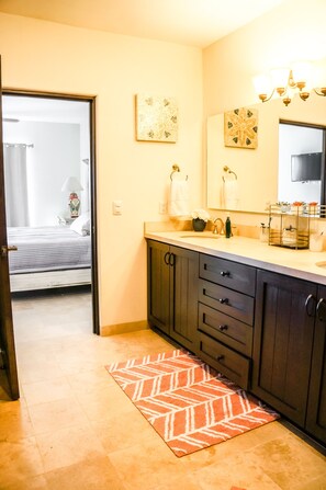 4 habitaciones, tabla de planchar con plancha y cuna de viaje 