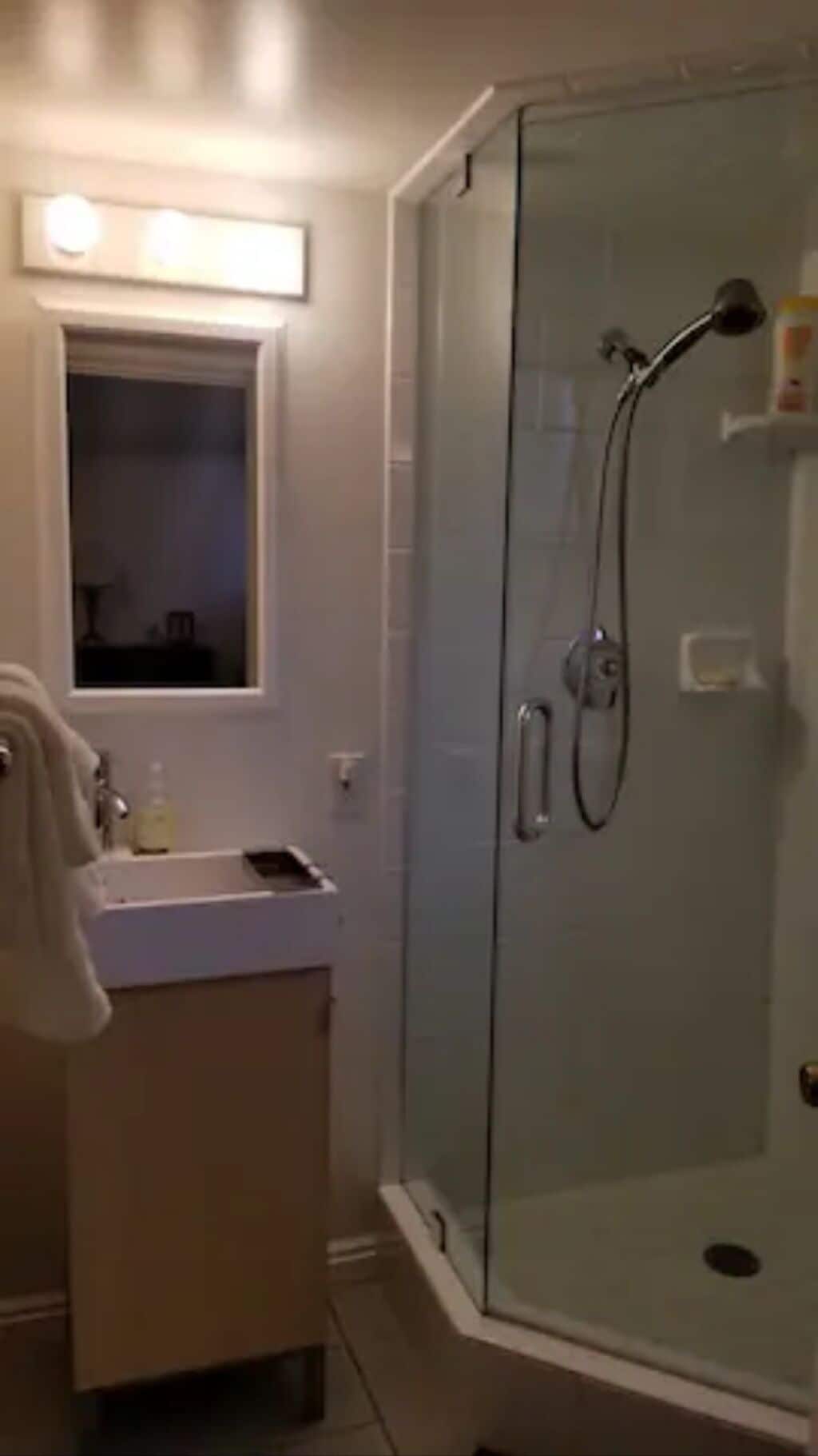 Een douche, een haardroger, handdoeken, zeep