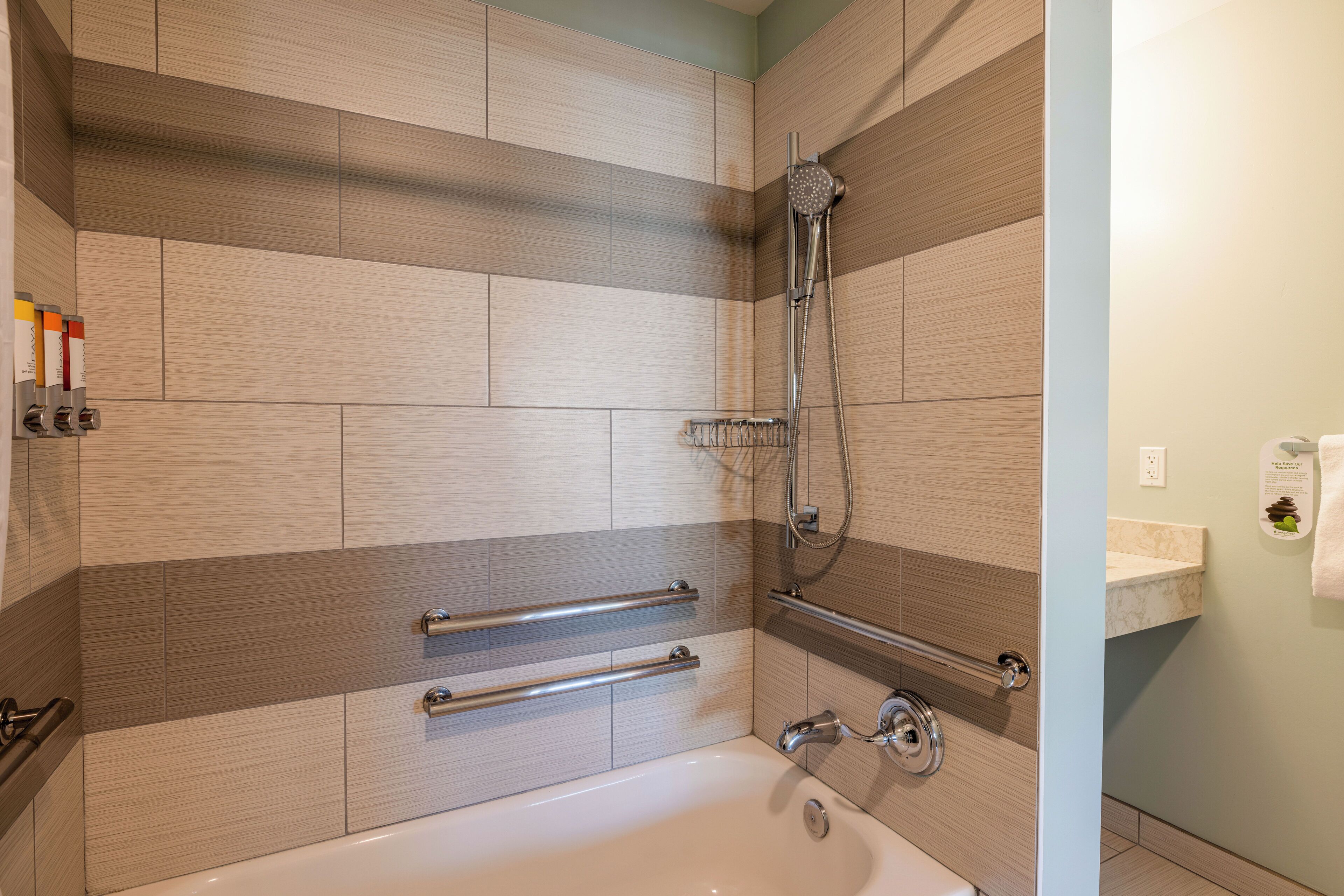 Superior-Zimmer, 2 Queen-Betten, barrierearme Badewanne | Badezimmer