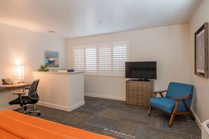 Egyptian cotton sheets, premium bedding, pillowtop beds, desk - Inn At Moss Landing Point (Moss Landing)