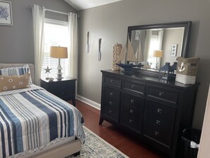 4 室のベッドルーム、WiFi (無料)、ベッドシーツ