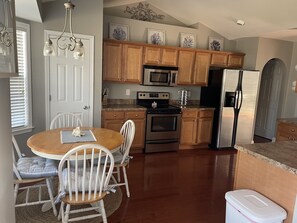 Refrigerador, microondas, horno, placa de cocina