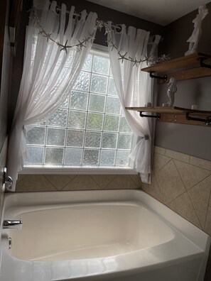 Combined shower/tub, jetted tub, hair dryer, towels - Wilmington in the middle of it ALL (Wilmington)