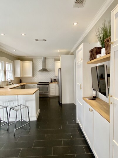 Charming bungalow in the Cultural District,walk to Will Rogers and Dickies Arena