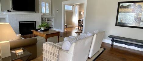 Älytelevisio, takka, kirjoja, työhuone