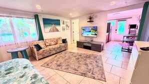 Smart TV, fireplace, books - Close to Siesta Key  beach with a hot tub  and a large  garden (Sarasota)