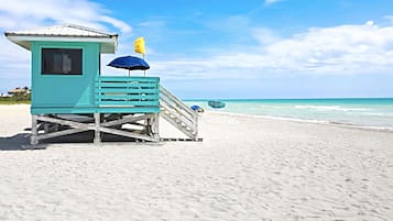 Vlak bij het strand, ligstoelen aan het strand, strandlakens