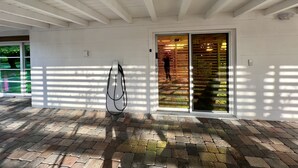 A covered patio area with a tiled floor and a white ceiling. - Close to Siesta Key  beach with a hot tub  and a large  garden (Sarasota)