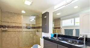 Een douche, een haardroger, handdoeken, zeep