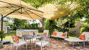 An outdoor patio with a table, chairs, and a barbecue grill. - Close to Siesta Key  beach with a hot tub  and a large  garden (Sarasota)
