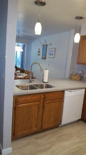 2 Bedroom Condo Henlopen Station w/ Brand New Bed