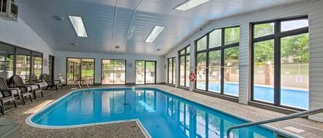 Inomhuspool och utomhuspool