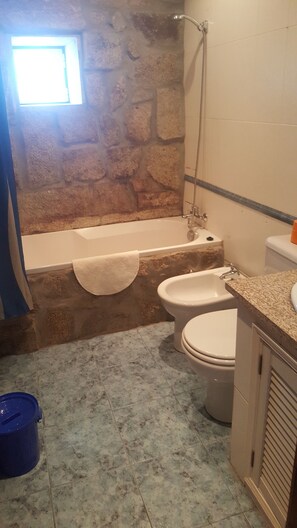 Kombinert dusj/badekar, hårføner, bidé og håndklær