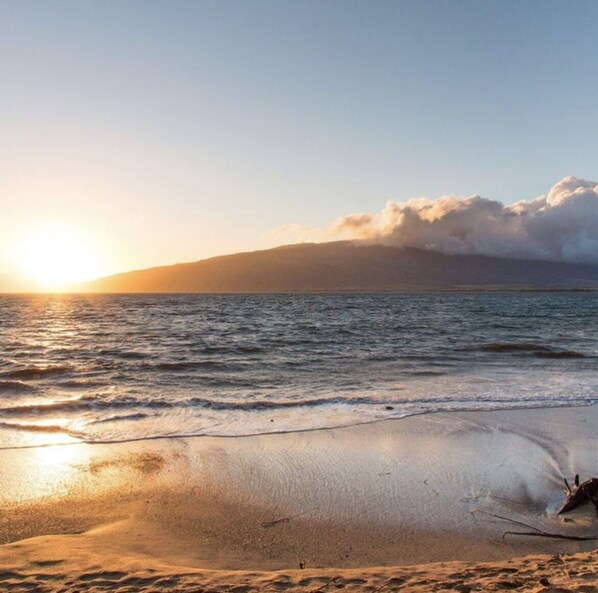 Sulla spiaggia, lettini da mare, teli da spiaggia