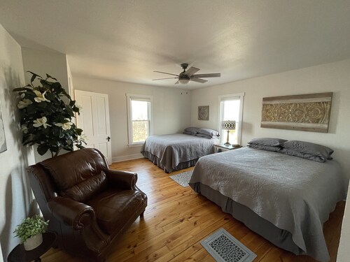 The Windmill Retreat - Large country home with big yard