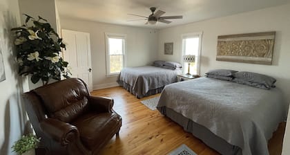The Windmill Retreat - Large country home with big yard