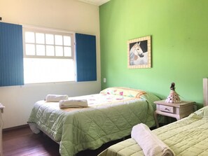 8 slaapkamers, een strijkplank/strijkijzer, wifi, beddengoed