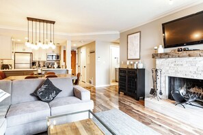 Smart TV, fireplace, DVD player - Walk 2 Ski, Pool, Hot Tub, Sauna, Free Parking, Kitchen, Fireplace, Sleeps 8 (Park City)