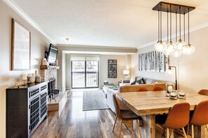 Smart TV, caminetto, lettore DVD