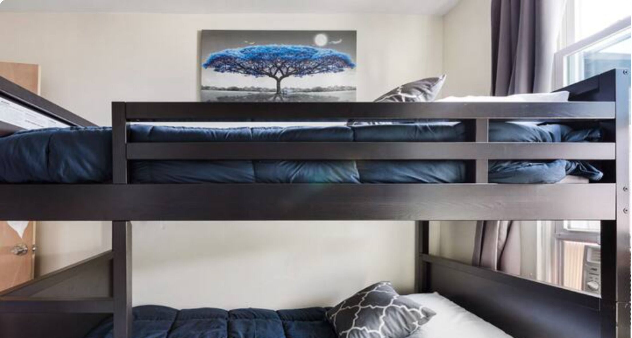 2 soveværelser, pengeskab på værelset, skrivebord, strygejern/strygebræt