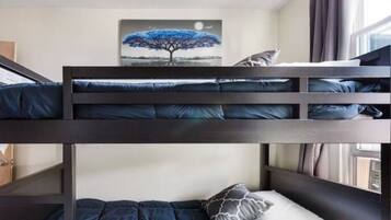 2 soveværelser, pengeskab på værelset, skrivebord, strygejern/strygebræt