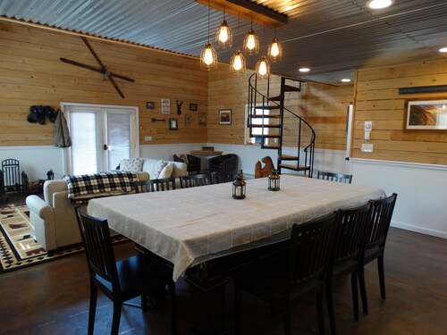 Cozy Cabin in the woods with pool table!