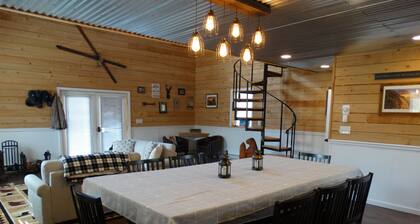 Cozy Cabin in the woods with pool table!